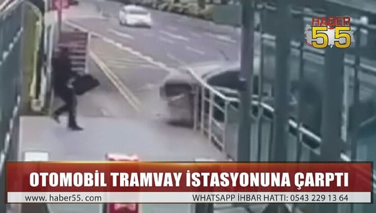 SAMSUN’DA OTOMOBİLİN TRAMVAY İSTASYONUNA ÇARPMA ANI KAMERADA