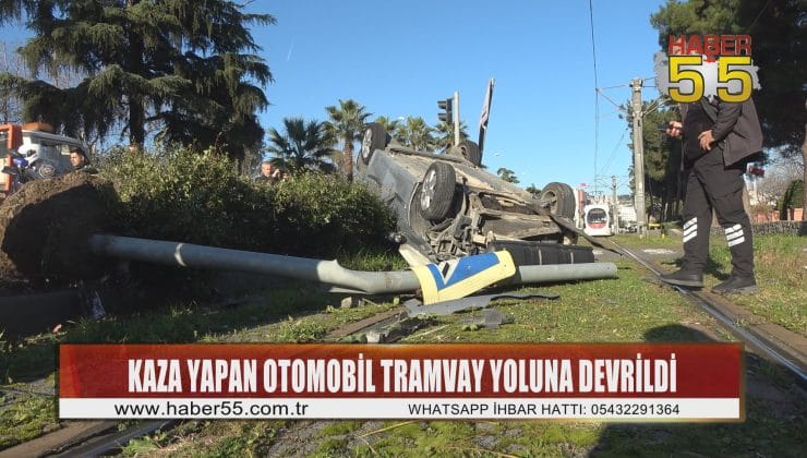 Samsun’da başka bir araçla çarpışan otomobil tramvay yoluna devrildi