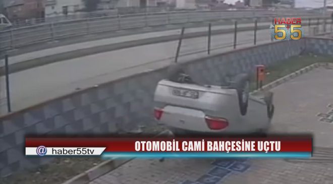 Bafra’da feci kaza kamerada: Otomobil cami bahçesine savruldu