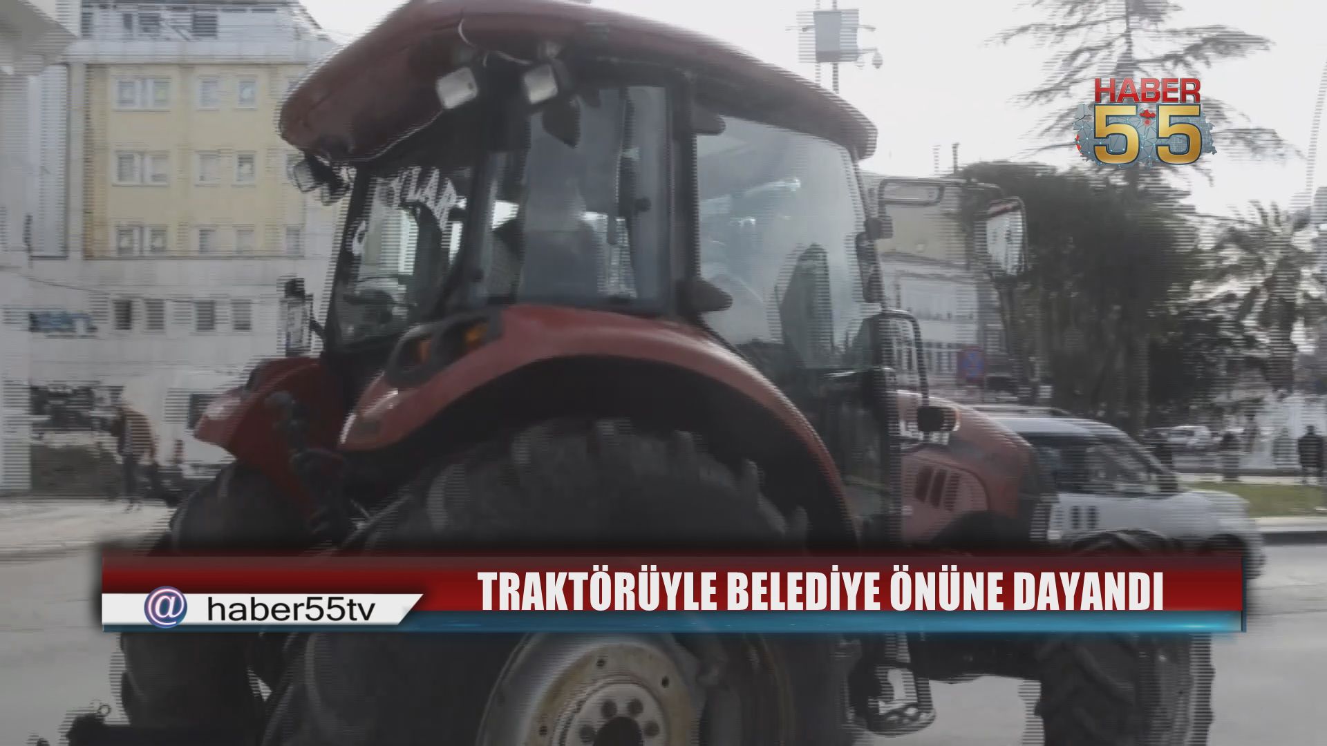 Arazim Zarar Gördü Diyen Çiftçi Belediyeyi Traktörüyle Protesto Etti